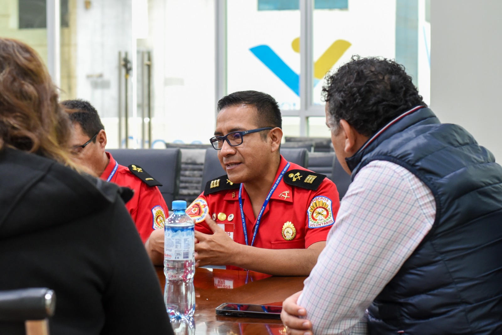 Nuestra preocupación por los valientes bomberos que se encuentran en la primera línea durante emergencias dentro del distrito es primordial. Nuestro alcalde 𝐉𝐡𝐨𝐯𝐢𝐧𝐬𝐨𝐧 𝐕𝐚𝐬𝐪𝐮𝐞𝐳 se reunió con representantes de los ‘hombres de rojo’ de la zona centro, Pachacútec y Ventanilla norte para abordar temas de suma importancia en la mitigación y control de emergencias. En este encuentro se acordó la realización de próximas reuniones, donde, tras la firma de un convenio, se brindará apoyo humano y logístico a los bomberos. La aprobación de este convenio por parte del concejo municipal será fundamental para formalizar este compromiso. La gestión municipal se destaca por el apoyo constante a nuestros valerosos ‘hermanos de rojo’.
