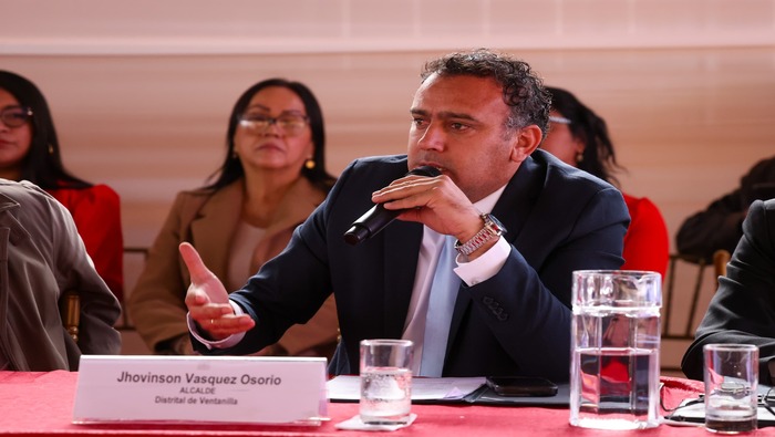 En una transcendental reunión en la ciudad de Chancay, entre congresistas y alcaldes, discutieron el proyecto de ley para incrementar los recursos destinados a las municipalidades y fortalecer su capacidad de inversión. Nuestro alcalde 𝐉𝐡𝐨𝐯𝐢𝐧𝐬𝐨𝐧 𝐕𝐚𝐬𝐪𝐮𝐞𝐳 señaló que la disminución de recursos del FONCOMÚN y ‘Rentas de Aduanas’ ha impactado en los servicios municipales, por ello, expresó la necesidad de aumentar al 5% para impulsar el desarrollo que beneficiará a la población. Asimismo, resaltó el impacto económico del puerto de Chancay y la urgencia de mejorar las vías de acceso para evitar retrasos en la carga, “Ventanilla se encuentra en el medio de los dos puertos y tiene una sola vía de acceso”, detalló. La propuesta de aumentar la ‘Renta de Aduanas’ se plantea como una solución crucial para mantener la calidad de los servicios ofrecidos a la comunidad.