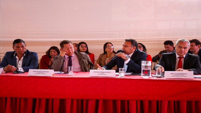 En una transcendental reunión en la ciudad de Chancay, entre congresistas y alcaldes, discutieron el proyecto de ley para incrementar los recursos destinados a las municipalidades y fortalecer su capacidad de inversión. Nuestro alcalde 𝐉𝐡𝐨𝐯𝐢𝐧𝐬𝐨𝐧 𝐕𝐚𝐬𝐪𝐮𝐞𝐳 señaló que la disminución de recursos del FONCOMÚN y ‘Rentas de Aduanas’ ha impactado en los servicios municipales, por ello, expresó la necesidad de aumentar al 5% para impulsar el desarrollo que beneficiará a la población. Asimismo, resaltó el impacto económico del puerto de Chancay y la urgencia de mejorar las vías de acceso para evitar retrasos en la carga, “Ventanilla se encuentra en el medio de los dos puertos y tiene una sola vía de acceso”, detalló. La propuesta de aumentar la ‘Renta de Aduanas’ se plantea como una solución crucial para mantener la calidad de los servicios ofrecidos a la comunidad.