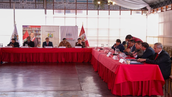 En una transcendental reunión en la ciudad de Chancay, entre congresistas y alcaldes, discutieron el proyecto de ley para incrementar los recursos destinados a las municipalidades y fortalecer su capacidad de inversión. Nuestro alcalde 𝐉𝐡𝐨𝐯𝐢𝐧𝐬𝐨𝐧 𝐕𝐚𝐬𝐪𝐮𝐞𝐳 señaló que la disminución de recursos del FONCOMÚN y ‘Rentas de Aduanas’ ha impactado en los servicios municipales, por ello, expresó la necesidad de aumentar al 5% para impulsar el desarrollo que beneficiará a la población. Asimismo, resaltó el impacto económico del puerto de Chancay y la urgencia de mejorar las vías de acceso para evitar retrasos en la carga, “Ventanilla se encuentra en el medio de los dos puertos y tiene una sola vía de acceso”, detalló. La propuesta de aumentar la ‘Renta de Aduanas’ se plantea como una solución crucial para mantener la calidad de los servicios ofrecidos a la comunidad.