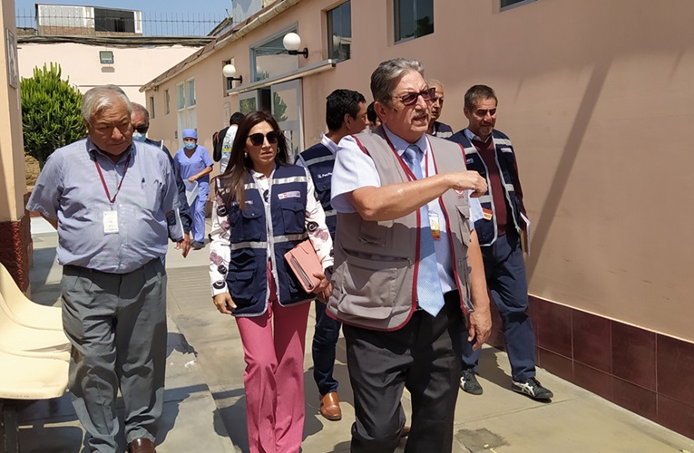 Autoridad del INCN conduce a técnicos por diferentes ambientes del INCN