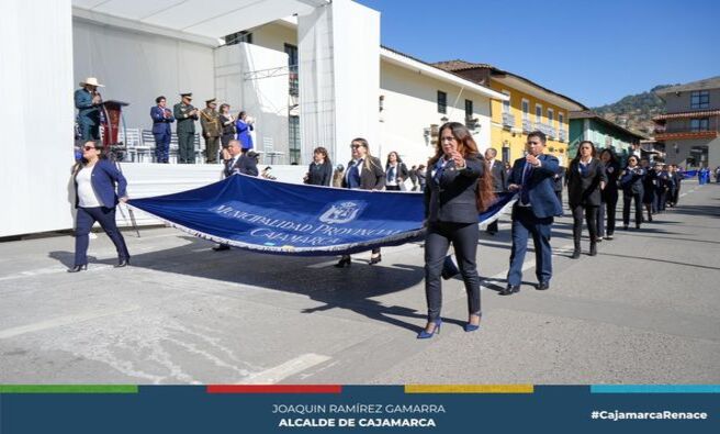 📌Con la participación de las regidoras Elisa Chávez e Isabel Gutiérrez, se realizó el izamiento cívico del mes de junio, donde participó también la delegación de la oficina de Recursos Humanos.
Como parte de esta actividad cívica , se tuvo el desfile de diferentes instituciones educativas que celebran un año más de aniversario. Saludamos a todos los cajamarquinos que orgullosamente siguen representando a nuestra ciudad y a sus instituciones.