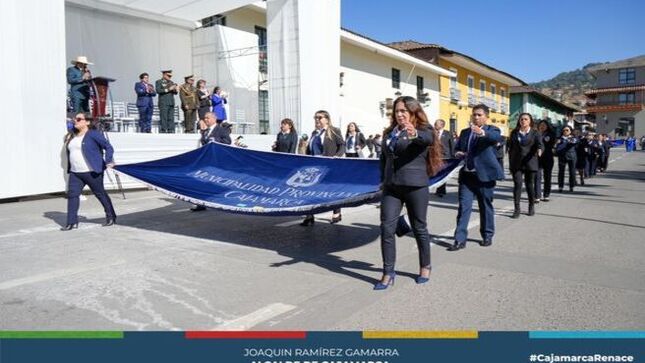 📌Con la participación de las regidoras Elisa Chávez e Isabel Gutiérrez, se realizó el izamiento cívico del mes de junio, donde participó también la delegación de la oficina de Recursos Humanos. 
Como parte de esta actividad cívica , se tuvo el desfile de diferentes instituciones educativas que celebran un año más de aniversario. Saludamos a todos los cajamarquinos que orgullosamente siguen representando a nuestra ciudad y a sus instituciones. 