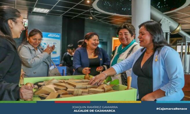 ๐A travรฉs de la Subgerencia de Saneamiento Bรกsico, nuestra municipalidad da inicio a una serie de actividades por el Dรญa Mundial del Medio Ambiente, tomando como punto principal el cuidado del agua.
โ
En esta oportunidad y gracias a la colaboraciรณn de SERCOFE y ALAC, estudiantes de la I.E. La Collpa visitaron el Museo del Agua y la Tierra (MAT), los cuales participaron de charlas y actividades lรบdicas educativas, teniendo la oportunidad de motivarlos a entender y valorar nuestro planeta.
๐ฃ๏ธ๐งLa regidora Julia Guerrero, en compaรฑรญa de las regidoras Delia Tafur e Isabel Gutiรฉrrez, manifestaron que la comuna local estรก muy comprometida con el cuidado del medio ambiente, por lo cual expresรณ el interรฉs de crear nuevas ordenanzas que contribuyan a dicho fin