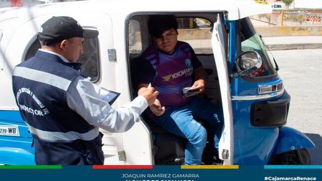 📌La gerencia de Transporte y Seguridad Vial de la Municipalidad Provincial de Cajamarca, continúa intensificando los operativos de fiscalización en el transporte público con el fin de imponer el principio de autoridad y hacer respetar el Reglamento Nacional de Tránsito y las normas que rigen en la comuna local. 
✅En esta oportunidad, los inspectores de transporte fiscalizaron a conductores que prestan servicio de mototaxi entre la Av. El Maestro y Jr. Fraternidad, entre otras intersecciones de la ciudad, logrando internar varios vehículos al depósito municipal por trabajar de manera informal.