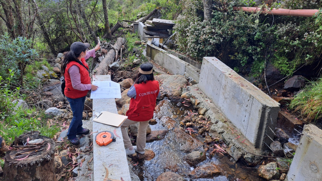 La Contraloría General alertó riesgos en la ejecución de obra de riego en el centro poblado de Piscaya a cargo de la Municipalidad Distrital de Pichirhua. Se advirtieron partidas no ejecutadas y parcialmente ejecutadas, sin considerar los planos del expediente técnico aprobado y con deficiencias de construcción en la bocatoma, desarenador, tomas laterales y reservorio que ponen en riesgo el cumplimiento de los objetivos del proyecto.