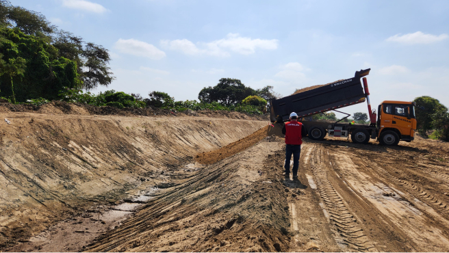 La Contraloría General reveló irregularidades en la adjudicación de la obra de mejoramiento del servicio de agua del sistema de riego del canal principal Sasape – Mórrope, en el valle Chancay, distrito de Mórrope, provincia de Lambayeque. A pesar de cumplir con todos los requisitos obligatorios, la oferta de uno de los postores no fue admitida y se dio la adjudicación de la buena pro a un postor con una oferta económica mayor en S/ 1.7 millones.