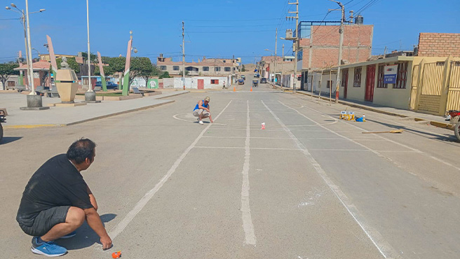 Inicia el pintado de señalización peatonal en la plaza del A.H. La Victoria.