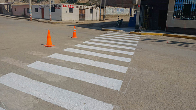 Inicia el pintado de señalización peatonal en la plaza del A.H. La Victoria.