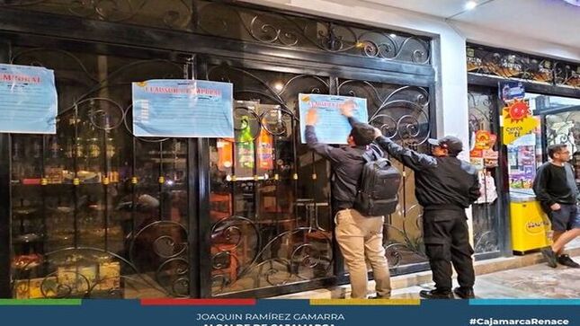 📌La Municipalidad Provincial de Cajamarca realizó un operativo conjunto en varios puntos de la ciudad, enfocado en establecimientos del rubro de bares. Los teniendo como resultado 3 establecimientos clausurados temporalmente. 
🚨
En el Jr. Julio C. Tello, Cdra. 02, se encontraba una casa de apuestas-bar que no contaba no contar licencia de funcionamiento, certificado ITSE y no cumplía con las condiciones de seguridad. Además, a pocos metros se intervino otro bar por carecer de la misma documentación. 
🚨El otro establecimiento clausurado estaba ubicado en Jr. Los Zafiros 349, que era un restaurante/cevichería/bar que fue sancionado por ampliar su giro de negocio sin autorización, no cumplir con las condiciones de seguridad y representar un alto riesgo para la salud pública.
✅Reafirmamos nuestro compromiso con la seguridad y el bienestar de los ciudadanos, continuando con estos operativos para garantizar el cumplimiento de las normativas vigentes.