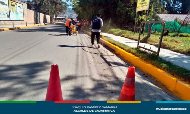 📌Con el fin de prevenir accidentes de tránsito y descongestionar el tránsito vehicular en diferentes puntos críticos de la ciudad, la gerencia de Transporte y Seguridad Vial de la Municipalidad de Cajamarca continúa trabajando en el pintado de señalización en la Av. Hoyos Rubio cuadra 18 con el propósito de mejorar el ingreso y salida de vehículos al aeropuerto Internacional Armando Revoredo Iglesias.