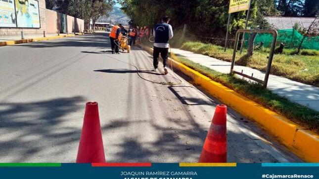 📌Con el fin de prevenir accidentes de tránsito y descongestionar el tránsito vehicular en diferentes puntos críticos de la ciudad, la gerencia de Transporte y Seguridad Vial de la Municipalidad de Cajamarca continúa trabajando en el pintado de señalización en la Av. Hoyos Rubio cuadra 18 con el propósito de mejorar el ingreso y salida de vehículos al aeropuerto Internacional Armando Revoredo Iglesias.