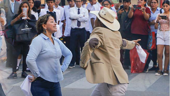 Municipalidad realizó pasacalle literario por las principales calles de Paita