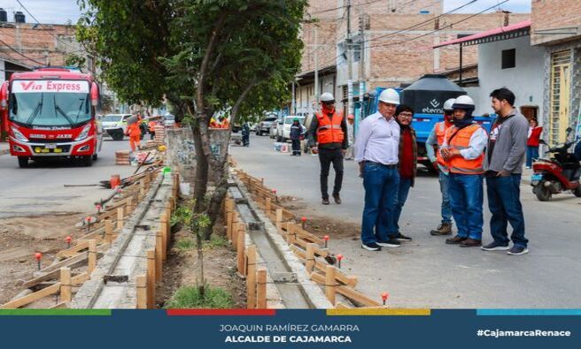 📌El alcalde provincial de Cajamarca, Joaquin Ramírez Gamarra, supervisó personalmente los trabajos de pavimentación que se vienen realizando en la avenida San Martín. Durante su visita, el alcalde destacó la importancia de estas obras para mejorar la infraestructura vial y la calidad de vida de los cajamarquinos.
✅Actualmente, se están realizando los trabajos de reconstrucción de las bermas centrales de la avenida San Martín; teniendo un avance del 15%. Esta obra es parte del compromiso de la municipalidad con el desarrollo urbano y la modernización de las vías públicas.
🗣"Estamos trabajando arduamente para entregar obras de calidad. La pavimentación de la avenida San Martín es fundamental para el tránsito y la seguridad de nuestros vecinos, porque con esto nivelaremos los buzones que no se encuentran en su lugar y así evitar accidentes", señaló el alcalde Ramírez Gamarra.