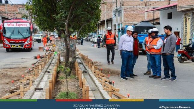 📌El alcalde provincial de Cajamarca, Joaquin Ramírez Gamarra, supervisó personalmente los trabajos de pavimentación que se vienen realizando en la avenida San Martín. Durante su visita, el alcalde destacó la importancia de estas obras para mejorar la infraestructura vial y la calidad de vida de los cajamarquinos.
✅Actualmente, se están realizando los trabajos de reconstrucción de las bermas centrales de la avenida San Martín; teniendo un avance del 15%. Esta obra es parte del compromiso de la municipalidad con el desarrollo urbano y la modernización de las vías públicas.
🗣"Estamos trabajando arduamente para entregar obras de calidad. La pavimentación de la avenida San Martín es fundamental para el tránsito y la seguridad de nuestros vecinos, porque con esto nivelaremos los buzones que no se encuentran en su lugar y así evitar accidentes", señaló el alcalde Ramírez Gamarra.