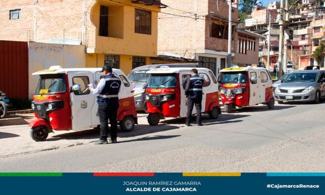 ๐En el marco de un operativo interinstitucional, inspectores de la gerencia de Transporte y Seguridad Vial de la Municipalidad Provincial de Cajamarca realizaron un nuevo operativo en la Av. Independencia y en la Av. Hoyos Rubio a la altura del Aeropuerto Armando Revoredo Iglesias, encontrando a conductores de taxis, mototaxis y quienes prestan servicio interdistrital, teniendo como resultado el internamiento de varios vehรญculos al depรณsito municipal ya que los conductores no contaban con la licencia de conducir reglamentaria para conducir este tipo de unidades, otros no contaban con SOAT, ni la tarjeta รบnica de circulaciรณn (TUC) entre otras irregularidades.
โ
Los operativos serรกn constantes con el objetivo de combatir la informalidad en nuestra ciudad.
