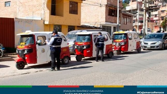 📌En el marco de un operativo interinstitucional, inspectores de la gerencia de Transporte y Seguridad Vial de la Municipalidad Provincial de Cajamarca realizaron un nuevo operativo en la Av. Independencia y en la Av. Hoyos Rubio a la altura del Aeropuerto Armando Revoredo Iglesias, encontrando a conductores de taxis, mototaxis y quienes prestan servicio interdistrital, teniendo como resultado el internamiento de  varios vehículos al depósito municipal ya que los conductores  no contaban con la licencia de conducir reglamentaria para conducir este tipo de unidades, otros no contaban con SOAT, ni la tarjeta única de circulación (TUC) entre otras irregularidades. 
✅Los operativos serán constantes con el objetivo de combatir la informalidad en nuestra ciudad.
