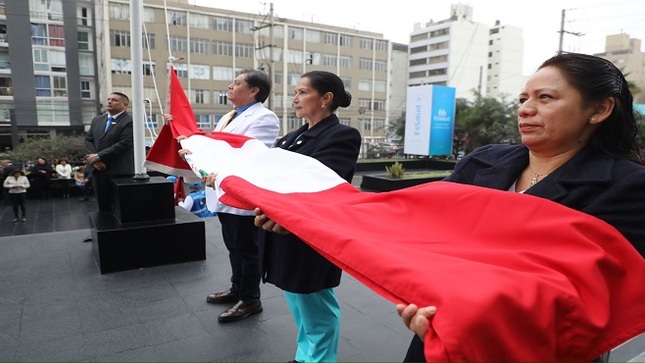 Con patriotismo trabajadores y funcionarios de EsSalud participaron del izamiento del Pabellón Nacional por el Día de la Bandera