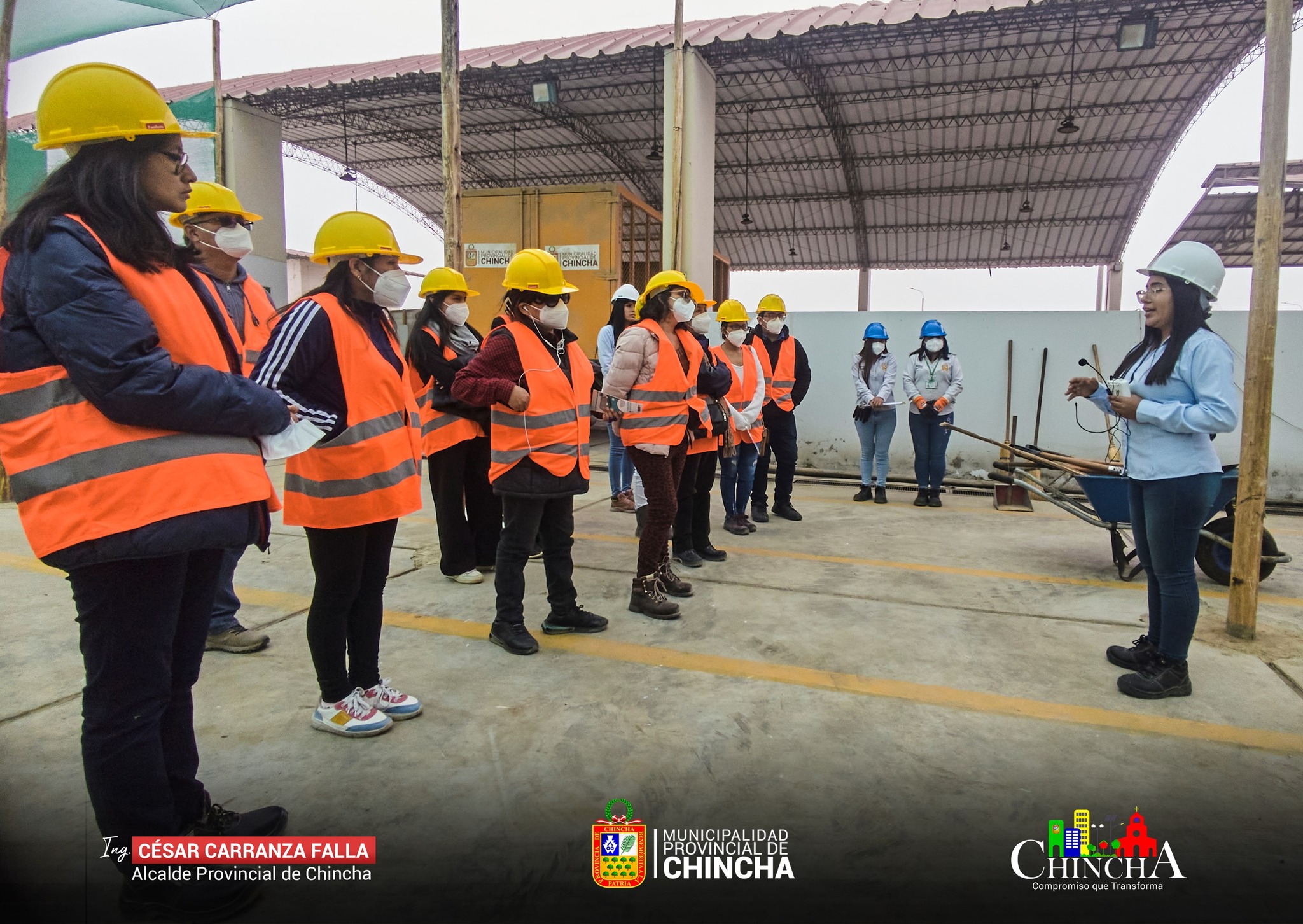 De esta manera se realizó una guía educativa en nuestra Planta de Valorización de Residuos Sólidos, empezando por una breve exposición sobre sobre su funcionamiento y la estrategia que empleamos.
Continuamos en el campo donde los ingenieros, estudiantes y público en general presenciaron lo explicado en la previa exposición, como cada camión compactador llegaba se pesaba y descargaba sus residuos en los interiores de la planta de tratamiento, siguiendo la línea de funcionamiento, vimos en acción el fabuloso Tractor Oruga D8 , culminando nuestro paseo en la planta de compostaje donde les damos una segunda vida a los residuos orgánicos que recogemos diariamente de los principales mercados de la provincia.
Como Municipalidad sentimos orgullo por el trabajo realizado en el plan de recuperación del antes colapsado Relleno Sanitario, y es una gran gratitud el poder brindar estos recorridos con estudiantes, profesionales e incluso ciudadanos, los invitamos a conocer esta importante zona el cual es la disposición final de los residuos que todos nosotros le entregamos al recolector.
#MunicipalidadProvincialDeChincha #CompromisoQueTransforma #CesarCarranzaFalla
📱Síguenos en TikTok: [@muniprovindechincha](https://www.tiktok.com/@muniprovindechincha)