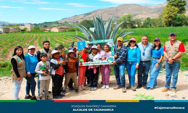 ✅En conmemoración del Día Mundial del Medio Ambiente, se llevó a cabo la I Cruzada Verde descentralizada en el caserío El Llimbe, ubicado en el distrito de Jesús.
🗣La jornada incluyó la plantación de más de 100 árboles, y con una entusiasta participación de los alumnos de las Instituciones Educativas N° 80064 y N° 82063. Los estudiantes demostraron gran interés y compromiso en esta actividad.
🌲La comuna local reiteró su compromiso de seguir promoviendo estas iniciativas en todos los distritos para extender su impacto positivo y lograr un desarrollo sostenible, involucrando a más comunidades y generando conciencia sobre la importancia de cuidar nuestro planeta