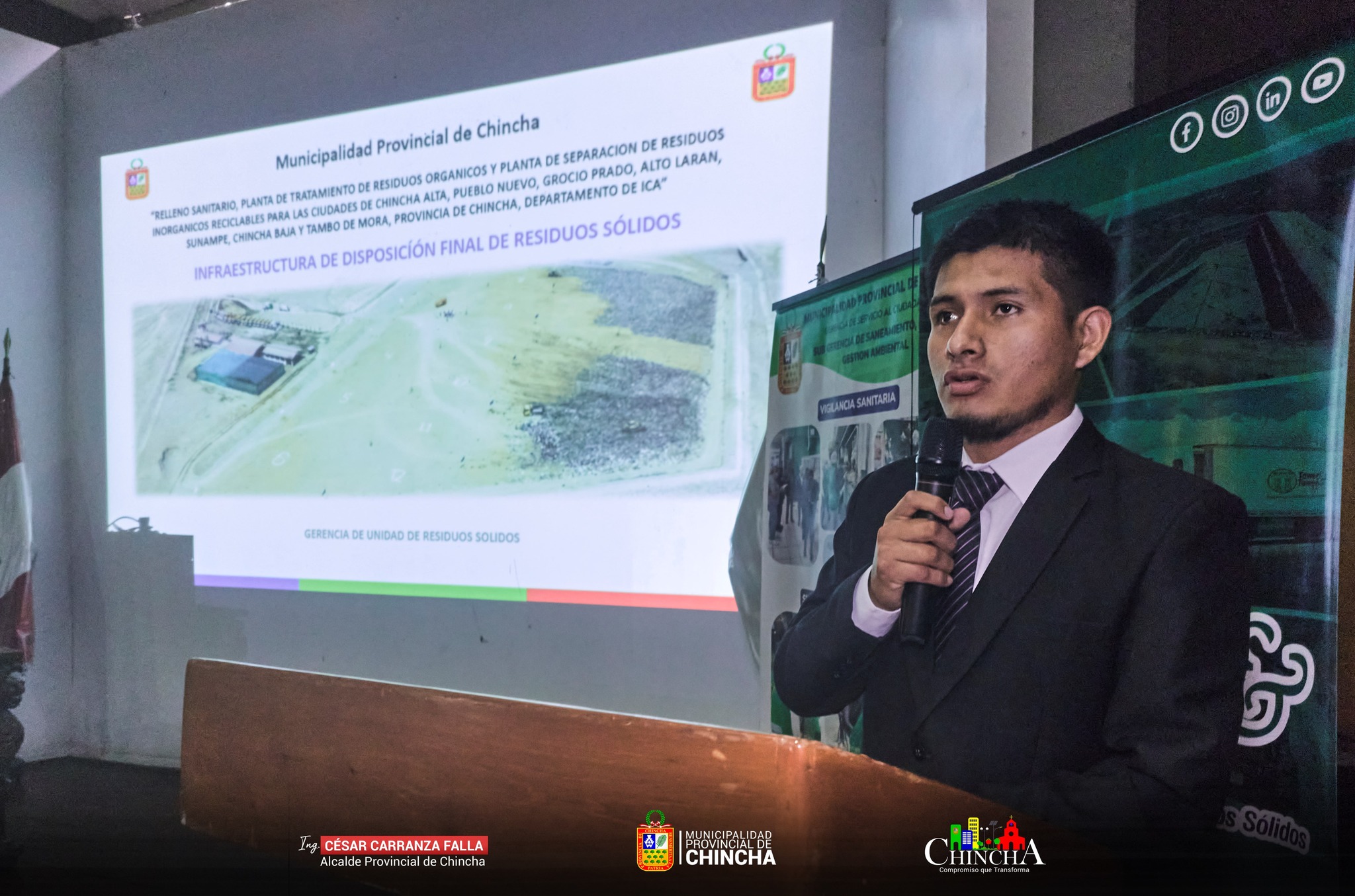 En las instalaciones del centro cultural se llevó a cabo una charla informativa sobre el manejo de residuos de cada ciudadano, organizada por el Área de Saneamiento Salud y Gestión Ambiental. La charla contó con la participación del equipo de ingenieros de Tower & Tower, el Ing. Irvyn Mamani, representante del Minam, la Ing. Lourdes Chicata, representando a Ecology Research and Mentoring. y Narda Devescovi representando a Fundación la Calera.
La sesión inició con las palabras de nuestro Ing. Andrés Palma, quien detalló el proceso y funcionamiento del tratamiento de residuos sólidos, desde la recolección hasta la disposición final mediante compactación y soterramiento. A continuación, el equipo de Tower & Tower explicó cómo cumplen con los requisitos ambientales y de seguridad necesarios para trabajar con desechos tóxicos, dañinos y peligrosos, como residuos farmacéuticos y mineros.
El Ing. Irvyn Mamani presentó los avances en la adaptación de terrenos para la construcción de trincheras dedicadas a rellenos sanitarios en ciudades como Oxapampa y Pozuzo. La charla culminó con la intervención de la Ing. Lourdes Chicata, quien mostró una de sus herramientas, un "Monitor de Partículas Suspendidas", que analiza las partículas gaseosas y detalla la cantidad de aire contaminado en la zona, siendo este uno de sus servicios más importantes.
Como municipalidad, estamos comprometidos con la salud ambiental y la limpieza pública. Nos satisface enormemente contar con estos trabajos en conjunto para complementar investigaciones y ejecuciones de manera adecuada. Agradecemos la asistencia y participación de todos los presentes.
#MunicipalidadProvincialDeChincha #CompromisoQueTransforma #CesarCarranzaFalla
📱Síguenos en TikTok: [@muniprovindechincha](https://www.tiktok.com/@muniprovindechincha)