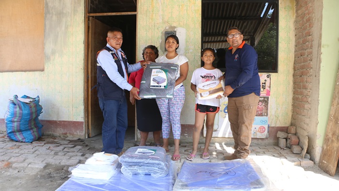 Familia afectada por incendio