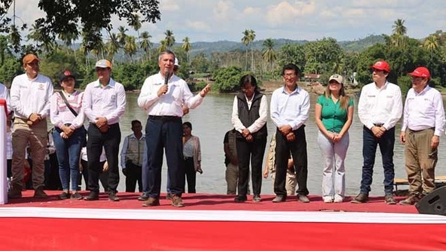 Ministro Pérez Reyes lidera inicio de obras de construcción del puente Tarata en San Martín