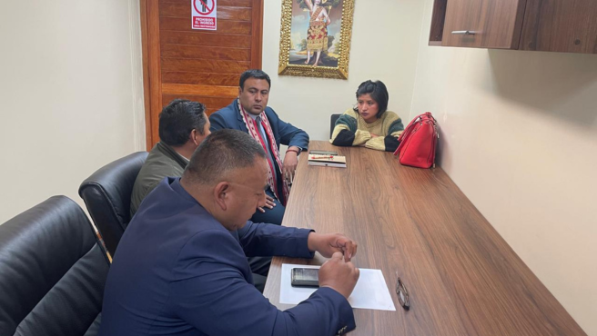 Para viabilizar proyectos en favor del distrito de caycay alcaldedistrital y gerente municipal se reúnen con Consejera Yabar Peralta.