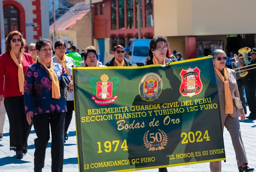 Municipalidad de Puno saluda a policía de turismo de Puno por conmemorarse sus bodas de oro