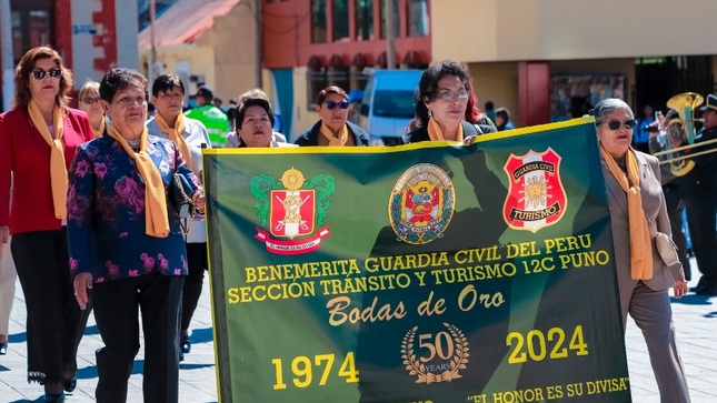 Municipalidad de Puno saluda a policía de turismo de Puno por conmemorarse sus bodas de oro