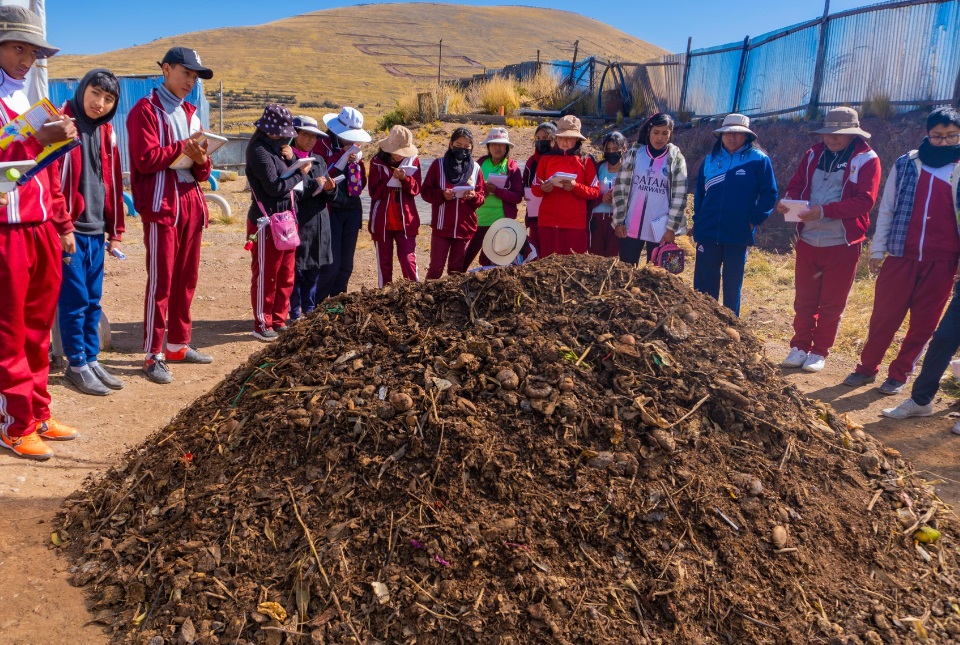 ¡Comprometidos con el cuidado del medio ambiente! Estudiantes realizan pasantía en el relleno sanitario de Puno