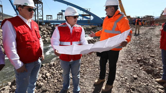 Continuando con las jornadas de Despacho Contralor en las regiones, el contralor Nelson Shack se reunió con el alcalde de la Municipalidad Provincial de Canchis, Ricardo Cornejo Sánchez y el concejo municipal en la ciudad de Sicuani, donde expuso los resultados del control gubernamental 2023.
