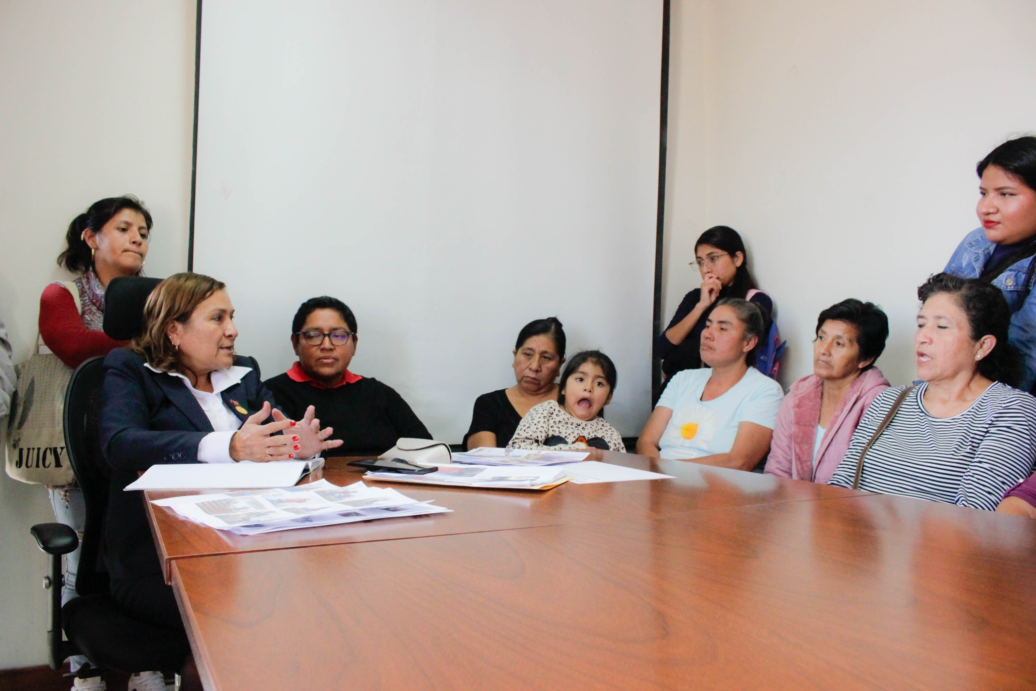 Se reúnen con representantes de Ollitas Comunes