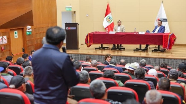 Ministro recibe a junta de usuarios 