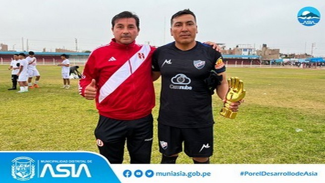 El alcalde Isaias Alcántara Malásquez entregó el trofeo al equipo de CNI, que se coronó campeón de la Liga Distrital de Fútbol de Asia 2024. El conjunto blanco celebró su bicampeonato y su clasificación a la etapa provincial de la Copa Perú.
El torneo distrital se llevó a cabo en el estadio municipal de Capilla de Asia, gracias a la gestión de nuestro alcalde, quien facilitó el uso del recinto deportivo a la Liga Distrital de Fútbol de Asia.
#MunicipalidadDistritalDeAsia 
#PorelDesarrollodeAsia
#IsaiasAlcantaraAlcaldedeAsia
