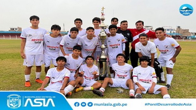 El alcalde Isaias Alcántara Malásquez entregó el trofeo al equipo de CNI, que se coronó campeón de la Liga Distrital de Fútbol de Asia 2024. El conjunto blanco celebró su bicampeonato y su clasificación a la etapa provincial de la Copa Perú.
El torneo distrital se llevó a cabo en el estadio municipal de Capilla de Asia, gracias a la gestión de nuestro alcalde, quien facilitó el uso del recinto deportivo a la Liga Distrital de Fútbol de Asia.
#MunicipalidadDistritalDeAsia 
#PorelDesarrollodeAsia
#IsaiasAlcantaraAlcaldedeAsia