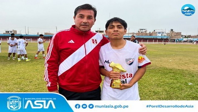 El alcalde Isaias Alcántara Malásquez entregó el trofeo al equipo de CNI, que se coronó campeón de la Liga Distrital de Fútbol de Asia 2024. El conjunto blanco celebró su bicampeonato y su clasificación a la etapa provincial de la Copa Perú.
El torneo distrital se llevó a cabo en el estadio municipal de Capilla de Asia, gracias a la gestión de nuestro alcalde, quien facilitó el uso del recinto deportivo a la Liga Distrital de Fútbol de Asia.
#MunicipalidadDistritalDeAsia 
#PorelDesarrollodeAsia
#IsaiasAlcantaraAlcaldedeAsia
