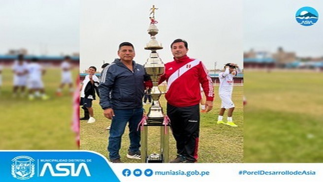 El alcalde Isaias Alcántara Malásquez entregó el trofeo al equipo de CNI, que se coronó campeón de la Liga Distrital de Fútbol de Asia 2024. El conjunto blanco celebró su bicampeonato y su clasificación a la etapa provincial de la Copa Perú.
El torneo distrital se llevó a cabo en el estadio municipal de Capilla de Asia, gracias a la gestión de nuestro alcalde, quien facilitó el uso del recinto deportivo a la Liga Distrital de Fútbol de Asia.
#MunicipalidadDistritalDeAsia 
#PorelDesarrollodeAsia
#IsaiasAlcantaraAlcaldedeAsia