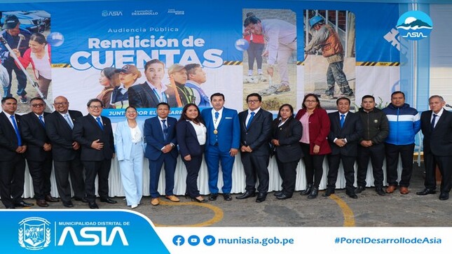 La Municipalidad Distrital de Asia realizó el viernes 31 de mayo la “I Audiencia Pública de Rendición de Cuentas del año fiscal 2024”, en la plaza de armas de Capilla de Asia, tal como lo señala el Decreto de Alcaldía N°006-2024-A/MDA, conforme a lo regulado por la Ordenanza Municipal N°003-2024/MDA; además fue transmitido por la página oficial de Facebook de nuestra institución.
La Audiencia Pública fue encabezada por el alcalde distrital, Isaias Alcántara Malásquez, quien dio a conocer los avances, logros y gestiones realizadas durante su casi año y medio de gestión, asimismo detalló las numerosas obras públicas que se viene ejecutando, tales como: La Creación de Pistas, Veredas, Sardineles e Implementación de Áreas Verdes en los Anexos La Joya y Palma Alta - III - IV Etapa; la Construcción del Cerco Perimétrico del PRONOEI Mi Joyita, del Anexo La Joya; y el Mejoramiento de la Transitabilidad Vehicular y Peatonal en las Calles del Sector Cooperativa CAU Asia Alta, entre otras obras.
Dentro de las exposiciones se contó con participación del Gerente de Planeamiento y Presupuesto, Gerente de Desarrollo Urbano y Rural, Gerente de Administración y Finanzas, Gerente de Administración Tributaria, Gerente de Servicios Públicos, Sub Gerente de Seguridad Ciudadana y Serenazgo, Gerente de Desarrollo Económico Local y el Gerente de Desarrollo e Inclusión Social. 
Al finalizar las exposiciones, 3 pobladores inscritos realizaron sus preguntas e inquietudes; las cuales fueron resueltas por los funcionarios.
El evento contó la presencia de los regidores, Hitler Quiroz Bocanegra, Alejandra Sánchez Prada, Cristhian Hernández Centeno, Catherine Sthefany Francia Rivera y María Arias Avalos; además de los agentes vecinales y pobladores.
Con todo esto, se busca transparentar el ejercicio y manejo de los fondos públicos y dar cumplimiento al Artículo IX del Título Preliminar de La ley N° 27972, Ley Orgánica de Municipalidades, dispone que el proceso de planeación local es integral, permanente y participativo, articulando a las Municipalidades con los vecinos.
Finalmente, el burgomaestre Isaías Alcántara reafirmó su compromiso de seguir trabajando, gestionado y apoyando a las personas que más lo necesitan como: los niños, adultos mayores, personas con discapacidad y personas con habilidades diferentes.