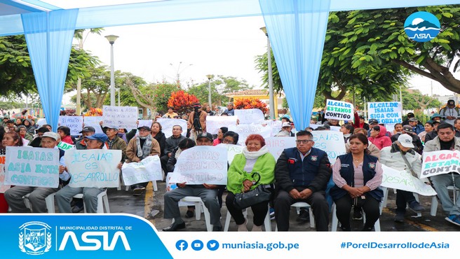 La Municipalidad Distrital de Asia realizó el viernes 31 de mayo la “I Audiencia Pública de Rendición de Cuentas del año fiscal 2024”, en la plaza de armas de Capilla de Asia, tal como lo señala el Decreto de Alcaldía N°006-2024-A/MDA, conforme a lo regulado por la Ordenanza Municipal N°003-2024/MDA; además fue transmitido por la página oficial de Facebook de nuestra institución.
La Audiencia Pública fue encabezada por el alcalde distrital, Isaias Alcántara Malásquez, quien dio a conocer los avances, logros y gestiones realizadas durante su casi año y medio de gestión, asimismo detalló las numerosas obras públicas que se viene ejecutando, tales como: La Creación de Pistas, Veredas, Sardineles e Implementación de Áreas Verdes en los Anexos La Joya y Palma Alta - III - IV Etapa; la Construcción del Cerco Perimétrico del PRONOEI Mi Joyita, del Anexo La Joya; y el Mejoramiento de la Transitabilidad Vehicular y Peatonal en las Calles del Sector Cooperativa CAU Asia Alta, entre otras obras.
Dentro de las exposiciones se contó con participación del Gerente de Planeamiento y Presupuesto, Gerente de Desarrollo Urbano y Rural, Gerente de Administración y Finanzas, Gerente de Administración Tributaria, Gerente de Servicios Públicos, Sub Gerente de Seguridad Ciudadana y Serenazgo, Gerente de Desarrollo Económico Local y el Gerente de Desarrollo e Inclusión Social. 
Al finalizar las exposiciones, 3 pobladores inscritos realizaron sus preguntas e inquietudes; las cuales fueron resueltas por los funcionarios.
El evento contó la presencia de los regidores, Hitler Quiroz Bocanegra, Alejandra Sánchez Prada, Cristhian Hernández Centeno, Catherine Sthefany Francia Rivera y María Arias Avalos; además de los agentes vecinales y pobladores.
Con todo esto, se busca transparentar el ejercicio y manejo de los fondos públicos y dar cumplimiento al Artículo IX del Título Preliminar de La ley N° 27972, Ley Orgánica de Municipalidades, dispone que el proceso de planeación local es integral, permanente y participativo, articulando a las Municipalidades con los vecinos.
Finalmente, el burgomaestre Isaías Alcántara reafirmó su compromiso de seguir trabajando, gestionado y apoyando a las personas que más lo necesitan como: los niños, adultos mayores, personas con discapacidad y personas con habilidades diferentes.
