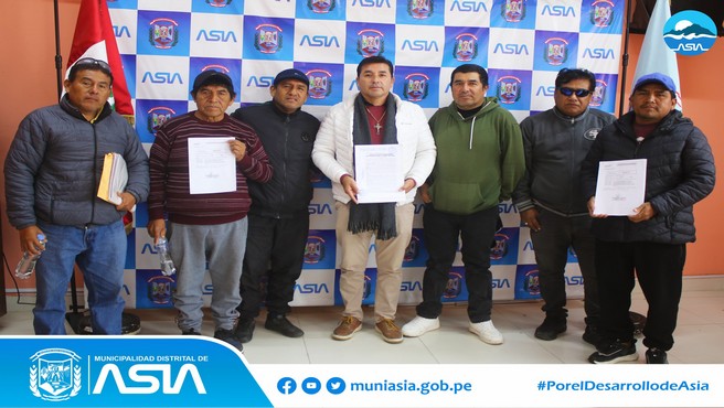El alcalde distrital de Asia, Isaias Alcántara Malásquez, sostuvo una importante reunión con miembros de la directiva de la Asociación de Pescadores Artesanales del Litoral de Asia - APALA, con la finalidad de abordar temas referidos a sus necesidades, entre otros.
La comitiva de pescadores artesanales estuvo encabezada por su presidente Eugenio Malásquez Apoyala, y sus directivos, quienes expusieron ante nuestra autoridad sus principales necesidades y problemáticas.
“Nuestro compromiso será siempre trabajar por todos los sectores, ahora sabemos de sus necesidades y queremos trabajar juntos en busca de soluciones que vayan en beneficio de ustedes y sus familias”, sostuvo el alcalde Isaias Alcántara.