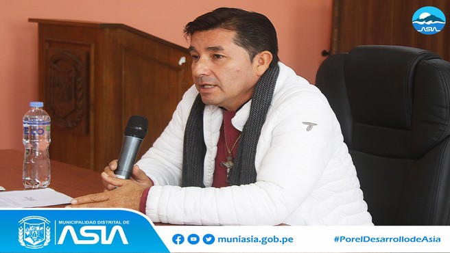 El alcalde distrital de Asia, Isaias Alcántara Malásquez, sostuvo una importante reunión con miembros de la directiva de la Asociación de Pescadores Artesanales del Litoral de Asia - APALA, con la finalidad de abordar temas referidos a sus necesidades, entre otros.
La comitiva de pescadores artesanales estuvo encabezada por su presidente Eugenio Malásquez Apoyala, y sus directivos, quienes expusieron ante nuestra autoridad sus principales necesidades y problemáticas.
“Nuestro compromiso será siempre trabajar por todos los sectores, ahora sabemos de sus necesidades y queremos trabajar juntos en busca de soluciones que vayan en beneficio de ustedes y sus familias”, sostuvo el alcalde Isaias Alcántara.