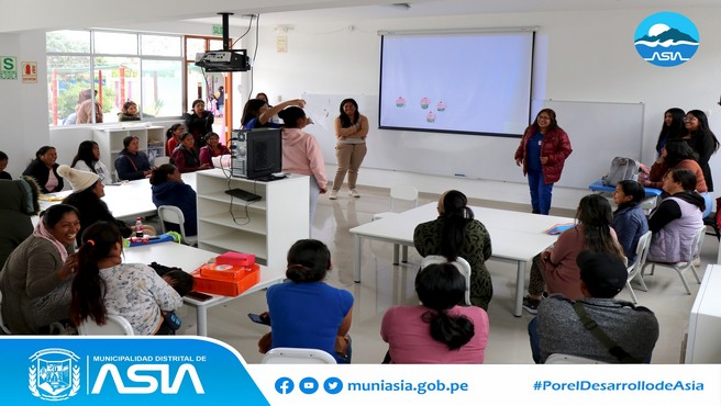 Nuestro alcalde, Isaías Alcántara Malásquez continua comprometido con la educación y el desarrollo interal de nuestros niños y adolescentes. Es por eso que la Oficina de la Defensoría Municipal de la Niña, Niño y Adolescente (DEMUNA), continúa realizando las coordinaciones con las diferentes instituciones educativas de nuestro distrito para realizar charlas preventivas dirigidas a los alumnos, maestros y padres de familia.
En esta ocasión acompañamos al equipo de psicología en una charla dirigida a los alumnos de la I.E. 476 - Capilla de Asia en donde se le brindan herramientas de apoyo y desarrollo personal.
Informamos a la población que la DEMUNA se encuentra a disposición de martes a viernes desde 08:00 a.m. hasta 5:00 p.m. y los sábados de 8:00 a.m. hasta 1:45 p.m.
para brindarles gratuitamente asesoría legal, consejería, orientación psicológica y apoyo social.
#PorelDesarrollodeAsia
#IsaiasAlcantaraAlcaldedeAsia
#MunicipalidadDistritalDeAsia