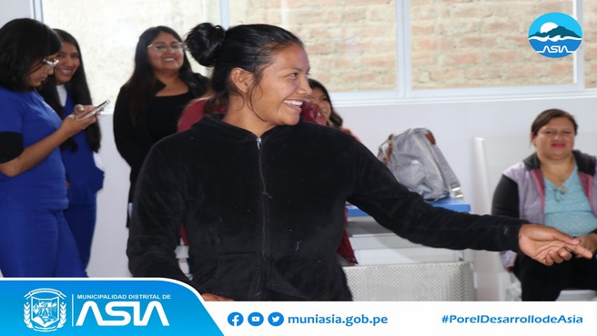 Nuestro alcalde, Isaías Alcántara Malásquez continua comprometido con la educación y el desarrollo interal de nuestros niños y adolescentes. Es por eso que la Oficina de la Defensoría Municipal de la Niña, Niño y Adolescente (DEMUNA), continúa realizando las coordinaciones con las diferentes instituciones educativas de nuestro distrito para realizar charlas preventivas dirigidas a los alumnos, maestros y padres de familia.
En esta ocasión acompañamos al equipo de psicología en una charla dirigida a los alumnos de la I.E. 476 - Capilla de Asia en donde se le brindan herramientas de apoyo y desarrollo personal.
Informamos a la población que la DEMUNA se encuentra a disposición de martes a viernes desde 08:00 a.m. hasta 5:00 p.m. y los sábados de 8:00 a.m. hasta 1:45 p.m.
para brindarles gratuitamente asesoría legal, consejería, orientación psicológica y apoyo social.
#PorelDesarrollodeAsia
#IsaiasAlcantaraAlcaldedeAsia
#MunicipalidadDistritalDeAsia
