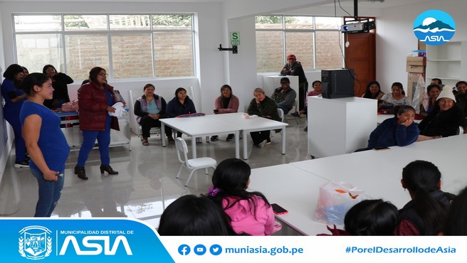 Nuestro alcalde, Isaías Alcántara Malásquez continua comprometido con la educación y el desarrollo interal de nuestros niños y adolescentes. Es por eso que la Oficina de la Defensoría Municipal de la Niña, Niño y Adolescente (DEMUNA), continúa realizando las coordinaciones con las diferentes instituciones educativas de nuestro distrito para realizar charlas preventivas dirigidas a los alumnos, maestros y padres de familia.
En esta ocasión acompañamos al equipo de psicología en una charla dirigida a los alumnos de la I.E. 476 - Capilla de Asia en donde se le brindan herramientas de apoyo y desarrollo personal.
Informamos a la población que la DEMUNA se encuentra a disposición de martes a viernes desde 08:00 a.m. hasta 5:00 p.m. y los sábados de 8:00 a.m. hasta 1:45 p.m.
para brindarles gratuitamente asesoría legal, consejería, orientación psicológica y apoyo social.
#PorelDesarrollodeAsia
#IsaiasAlcantaraAlcaldedeAsia
#MunicipalidadDistritalDeAsia
