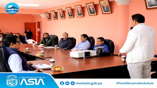Con el fin de viabilizar proyectos para el desarrollo y progreso de nuestro distrito, el alcalde de la Municipalidad Distrital de Asia, Isaias Alcántara Malasquez acompañado de sus funcionarios, sostuvieron una importante reunión con el presidente de la Comunidad Campesina de Asia (CCA), Alfredo García Penas y representantes de Asia del Campo.
En la reunión entre ambas autoridades se acordó realizar el Saneamiento Físico y Legal del terreno para la Planta de Tratamiento de Residuos Sólidos, el cual permitirá realizar trabajos de obras públicas; además de continuar las gestiones administrativas para el Saneamiento Físico y Legal del terreno para el mercado municipal.
De esta manera, la actual gestión municipal viene trabajando y gestionado ante las diversas autoridades proyectos en beneficio de nuestra población.
#MunicipalidadDistritalDeAsia
#PorelDesarrollodeAsia
#IsaiasAlcantaraAlcaldedeAsia