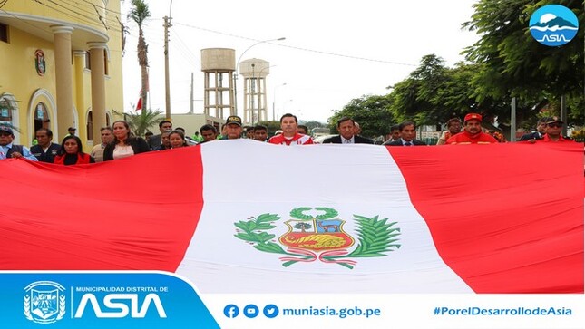 En conmemoración al Día de la Bandera y los 144° años de hazaña y valentía de Francisco Bolognesi en la Batalla de Arica, la Municipalidad de Distrital de Asia rindió homenaje a nuestros símbolos patrios y héroes nacionales en la plaza de armas de Capilla de Asia.
El acto protocolar estuvo encabezado por el alcalde Isaias Alcántara Malásquez, acompañado de sus regidores, Agentes Vecinales, Instituciones Educativas, Microred de Salud Asia – Coayllo, Bomberos, Policía Nacional del Perú, Serenazgo, entre otros, quienes renovaron el juramento de fidelidad a nuestra gloriosa bandera peruana.
El evento inició con el paseo de la Bandera por el perímetro de la plaza de armas de nuestra Capital, seguidamente las autoridades saludaron a las escoltas que asistieron a la ceremonia, para continuar con el Izamiento de nuestro Pabellón Nacional y Bandera de Asia.
En su discurso de orden, el alcalde Isaias Alcántara recordó la hazaña del Ejército Peruano y las palabras del coronel Francisco Bolognesi “Tengo deberes sagrados que cumplir, y los cumpliré hasta quemar el último cartucho”, quien a viva voz dijo ¡Viva el Perú! 
Y finalmente la actividad patriótica culminó, con las presentaciones de poesías y de los estudiantes de las diversas instituciones educativas de nuestro Distrito.
