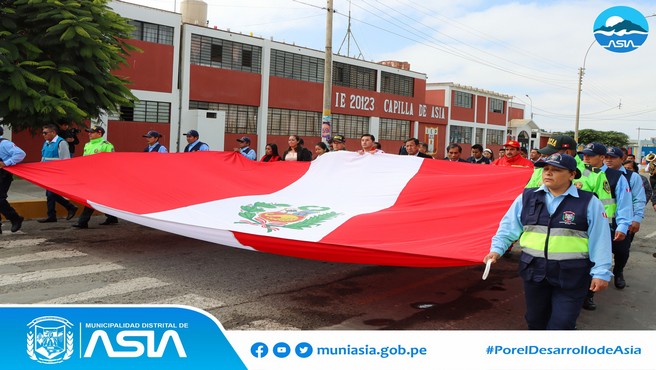 En conmemoración al Día de la Bandera y los 144° años de hazaña y valentía de Francisco Bolognesi en la Batalla de Arica, la Municipalidad de Distrital de Asia rindió homenaje a nuestros símbolos patrios y héroes nacionales en la plaza de armas de Capilla de Asia.
El acto protocolar estuvo encabezado por el alcalde Isaias Alcántara Malásquez, acompañado de sus regidores, Agentes Vecinales, Instituciones Educativas, Microred de Salud Asia – Coayllo, Bomberos, Policía Nacional del Perú, Serenazgo, entre otros, quienes renovaron el juramento de fidelidad a nuestra gloriosa bandera peruana.
El evento inició con el paseo de la Bandera por el perímetro de la plaza de armas de nuestra Capital, seguidamente las autoridades saludaron a las escoltas que asistieron a la ceremonia, para continuar con el Izamiento de nuestro Pabellón Nacional y Bandera de Asia.
En su discurso de orden, el alcalde Isaias Alcántara recordó la hazaña del Ejército Peruano y las palabras del coronel Francisco Bolognesi “Tengo deberes sagrados que cumplir, y los cumpliré hasta quemar el último cartucho”, quien a viva voz dijo ¡Viva el Perú! 
Y finalmente la actividad patriótica culminó, con las presentaciones de poesías y de los estudiantes de las diversas instituciones educativas de nuestro Distrito.
