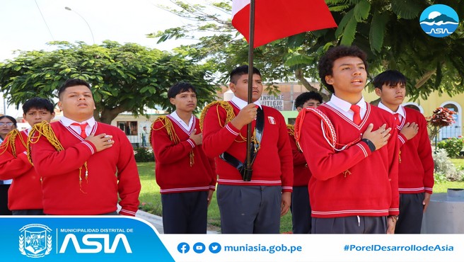En conmemoración al Día de la Bandera y los 144° años de hazaña y valentía de Francisco Bolognesi en la Batalla de Arica, la Municipalidad de Distrital de Asia rindió homenaje a nuestros símbolos patrios y héroes nacionales en la plaza de armas de Capilla de Asia.
El acto protocolar estuvo encabezado por el alcalde Isaias Alcántara Malásquez, acompañado de sus regidores, Agentes Vecinales, Instituciones Educativas, Microred de Salud Asia – Coayllo, Bomberos, Policía Nacional del Perú, Serenazgo, entre otros, quienes renovaron el juramento de fidelidad a nuestra gloriosa bandera peruana.
El evento inició con el paseo de la Bandera por el perímetro de la plaza de armas de nuestra Capital, seguidamente las autoridades saludaron a las escoltas que asistieron a la ceremonia, para continuar con el Izamiento de nuestro Pabellón Nacional y Bandera de Asia.
En su discurso de orden, el alcalde Isaias Alcántara recordó la hazaña del Ejército Peruano y las palabras del coronel Francisco Bolognesi “Tengo deberes sagrados que cumplir, y los cumpliré hasta quemar el último cartucho”, quien a viva voz dijo ¡Viva el Perú! 
Y finalmente la actividad patriótica culminó, con las presentaciones de poesías y de los estudiantes de las diversas instituciones educativas de nuestro Distrito.
