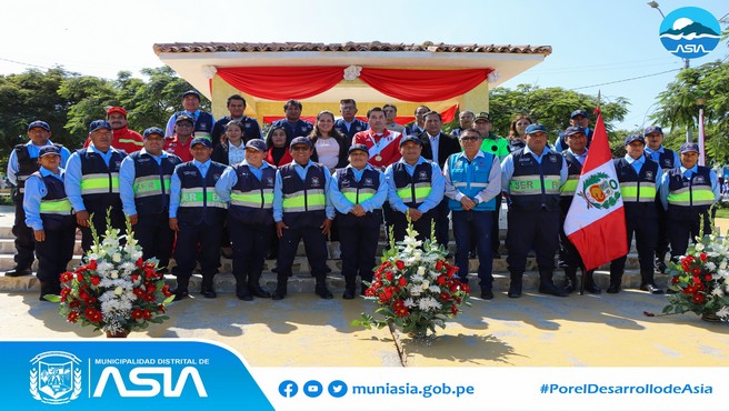 En conmemoración al Día de la Bandera y los 144° años de hazaña y valentía de Francisco Bolognesi en la Batalla de Arica, la Municipalidad de Distrital de Asia rindió homenaje a nuestros símbolos patrios y héroes nacionales en la plaza de armas de Capilla de Asia.
El acto protocolar estuvo encabezado por el alcalde Isaias Alcántara Malásquez, acompañado de sus regidores, Agentes Vecinales, Instituciones Educativas, Microred de Salud Asia – Coayllo, Bomberos, Policía Nacional del Perú, Serenazgo, entre otros, quienes renovaron el juramento de fidelidad a nuestra gloriosa bandera peruana.
El evento inició con el paseo de la Bandera por el perímetro de la plaza de armas de nuestra Capital, seguidamente las autoridades saludaron a las escoltas que asistieron a la ceremonia, para continuar con el Izamiento de nuestro Pabellón Nacional y Bandera de Asia.
En su discurso de orden, el alcalde Isaias Alcántara recordó la hazaña del Ejército Peruano y las palabras del coronel Francisco Bolognesi “Tengo deberes sagrados que cumplir, y los cumpliré hasta quemar el último cartucho”, quien a viva voz dijo ¡Viva el Perú! 
Y finalmente la actividad patriótica culminó, con las presentaciones de poesías y de los estudiantes de las diversas instituciones educativas de nuestro Distrito.
